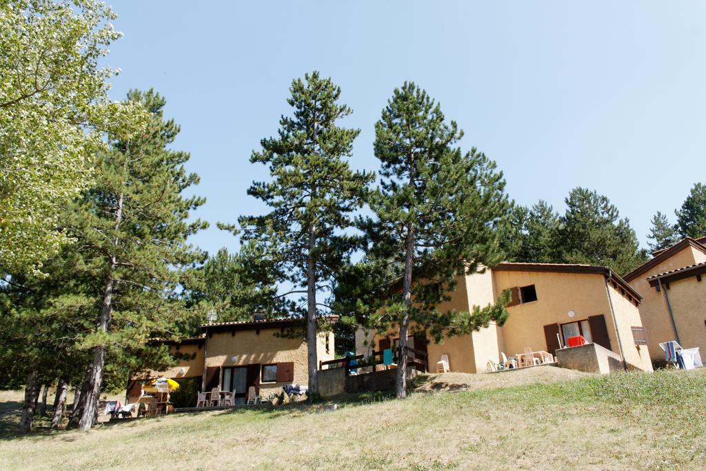 Vvf Drome Provence Hotel Монбран-ле-Бен Екстериор снимка