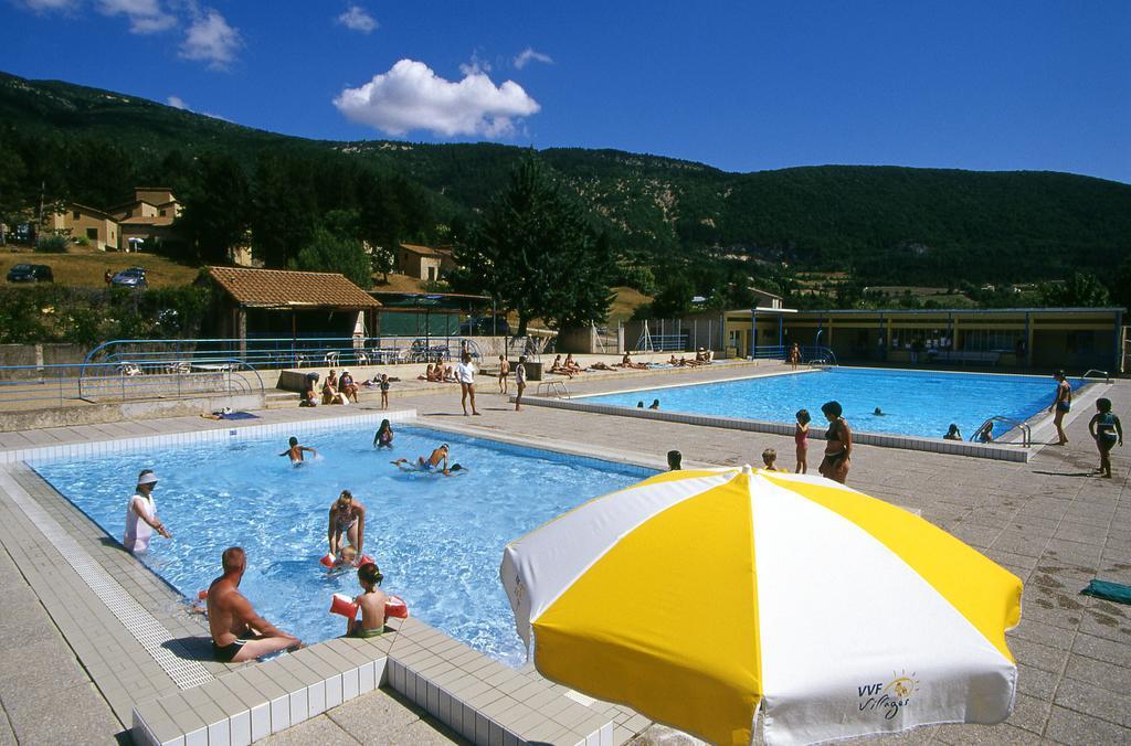 Vvf Drome Provence Hotel Монбран-ле-Бен Екстериор снимка