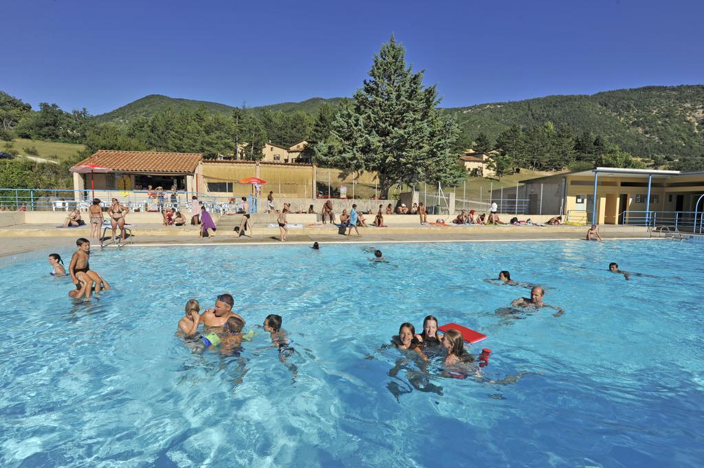 Vvf Drome Provence Hotel Монбран-ле-Бен Екстериор снимка